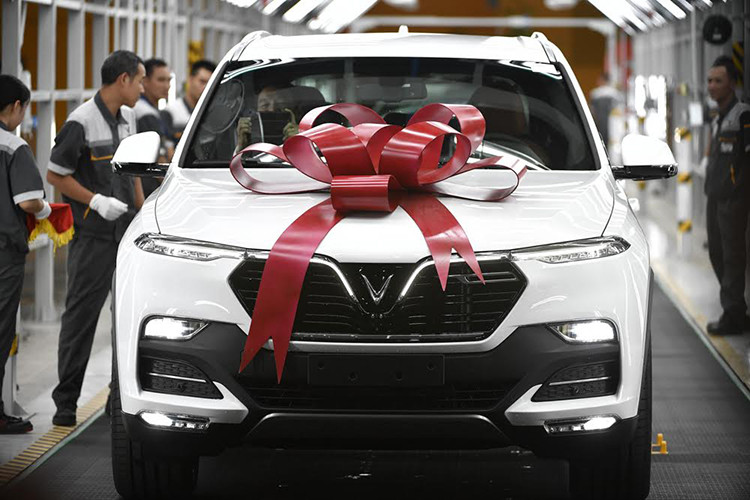 Đúng với tinh thần “Việt Nam – Phong cách – An toàn – Sáng tạo – Tiên phong” của thương hiệu ôtô VinFast, khách nhận xe đã có những trải nghiệm độc đáo, chưa từng có tiền lệ ở hãng xe nào. Đó là việc được đích thân tham gia vào các công đoạn cuối cùng của xe trước khi xuất xưởng.