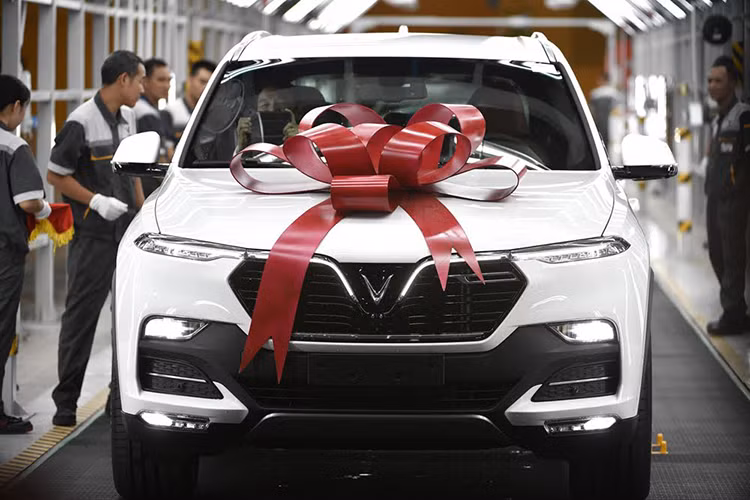 Đúng với tinh thần “Việt Nam – Phong cách – An toàn – Sáng tạo – Tiên phong” của thương hiệu ôtô VinFast, khách nhận xe đã có những trải nghiệm độc đáo, chưa từng có tiền lệ ở hãng xe nào. Đó là việc được đích thân tham gia vào các công đoạn cuối cùng của xe trước khi xuất xưởng.