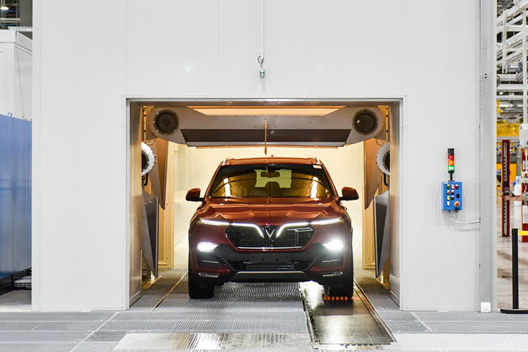 VinFast Lux 2.0 là dòng xe đầu tiên, đặt nền tảng cho thương hiệu VinFast. Dòng xe được ra đời với sự hợp tác cùng các tên tuổi lớn trong ngành công nghiệp ôtô như Pininfarina, BMW, Magna Steyr, AVL... Đây là mẫu xe sedan 5 chỗ, động cơ I4, trục cam kép DOHC dung tích 2.0 cho công suất tối đa 174 mã lực, mô-men xoắn cực đại 300 Nm ở bản tiêu chuẩn và 228 mã lực, 350 Nm ở bản cao cấp.