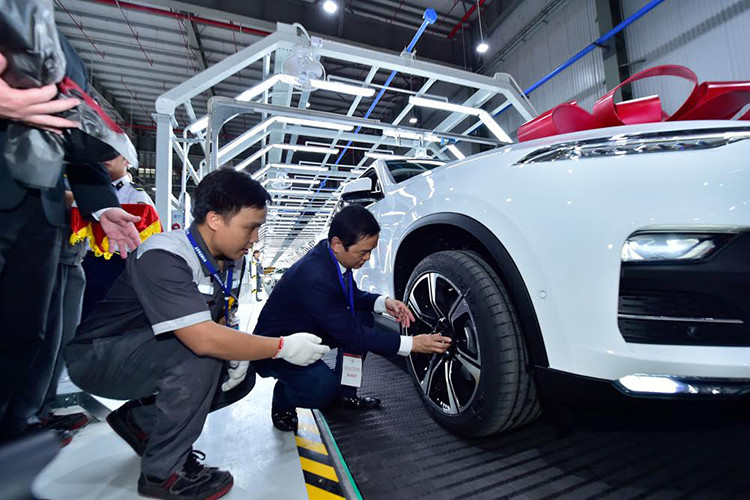 Dưới sự hướng dẫn giám sát của kỹ thuật viên VinFast, từng khách hàng được tự tay đặt logo vào bánh chiếc xe ôtô mới mà mình đã lựa chọn - linh kiện cuối cùng để hoàn thiện chiếc xe VinFast do mình sở hữu.