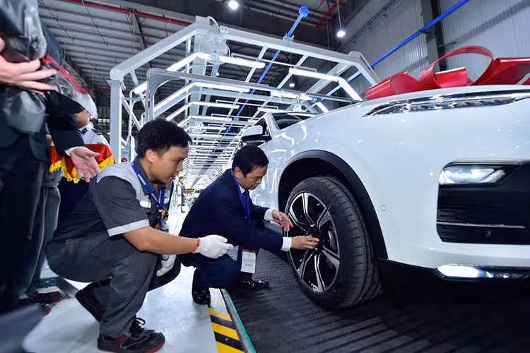 Dưới sự hướng dẫn giám sát của kỹ thuật viên VinFast, từng khách hàng được tự tay đặt logo vào bánh chiếc xe ôtô mới mà mình đã lựa chọn - linh kiện cuối cùng để hoàn thiện chiếc xe VinFast do mình sở hữu.