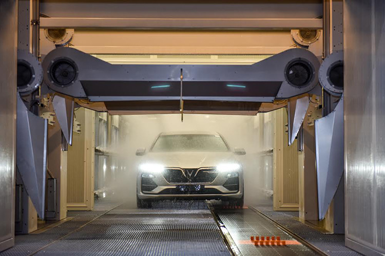 Tiếp theo, các khách được ngồi lên xe của mình để trực tiếp tham gia quá trình kiểm tra trực tiếp tại phòng test động DVT và băng tải thử nước (water test) ngay tại phía trong nhà máy.