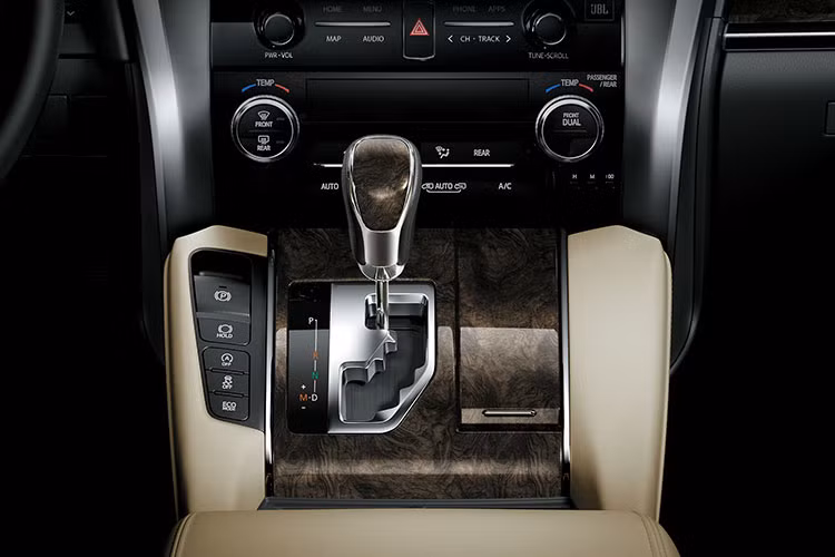 Alphard 2021 tiếp tục nâng cấp về mặt tiện nghi như Chức năng sấy gương chiếu hậu ngoài, Kính chống ồn (trang bị ở hàng ghế trước và hàng ghế thứ 2), Màn hình giải trí phía trước mở rộng từ 8 inch đến 10.5 inch, Màn hình giải trí hàng ghế sau tăng từ 9 inch lên 13.3 inch. Cùng với thiết kế ghế thương gia bằng da tự nhiên cho hàng ghế thứ 2 và những tiện nghi sang trọng như đệm để chân chỉnh điện, tựa tay, bàn đọc sách, đèn đọc sách,…