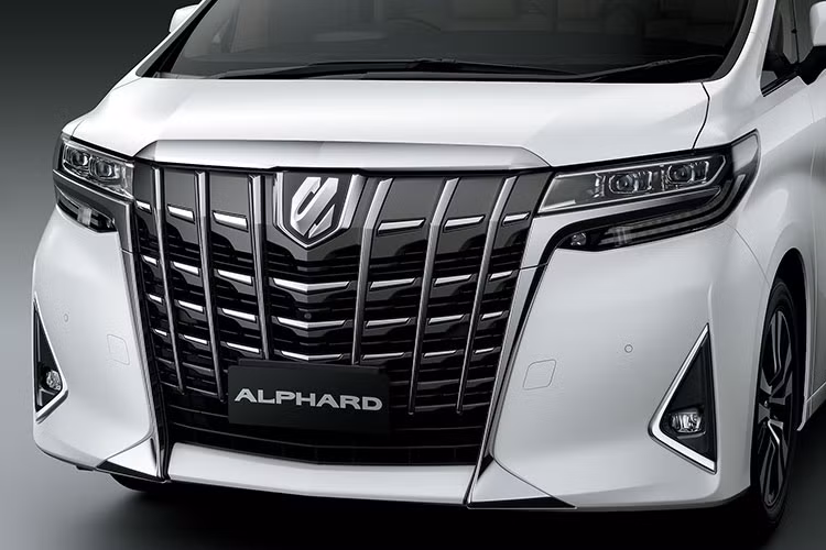 MPV hạng sang Toyota Alphard được giới thiệu lần đầu tiên tại Việt Nam vào năm 2017 với mục đích hướng tới phục vụ phân khúc khách hàng cấp cao như các CEO, chủ doanh nghiệp, lãnh đạo tập đoàn lớn hay khách hàng gia đình mong muốn sở hữu một chiếc MPV đẳng cấp, tiện nghi và sang trọng. Tính đến nay đã có hơn 180 xe Alphard được giao tới tay khách hàng.