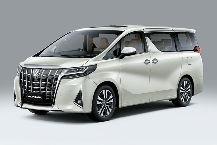 Ngoại thất Toyota Alphard 2021 hiện đại và hầm hố với nhiều tính năng hiện đại được trang bị công nghệ cụm đèn pha Full LED với chức năng tự động bật tắt và tự động điều chỉnh góc chiếu ALS và đèn ban ngày. Alphard 2021 có cửa sau điều khiển điện dạng cửa trượt, cửa hậu được trang bị công nghệ chỉnh điện với chức năng nhớ vị trí và có thể được đóng hoặc mở từ xa. Cụm đèn sau được trang bị đèn LED tăng thêm thẩm mỹ cũng như sự sang trọng cho xe. 