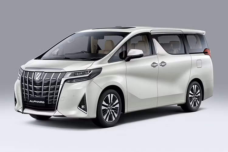 Ngoại thất Toyota Alphard 2021 hiện đại và hầm hố với nhiều tính năng hiện đại được trang bị công nghệ cụm đèn pha Full LED với chức năng tự động bật tắt và tự động điều chỉnh góc chiếu ALS và đèn ban ngày. Alphard 2021 có cửa sau điều khiển điện dạng cửa trượt, cửa hậu được trang bị công nghệ chỉnh điện với chức năng nhớ vị trí và có thể được đóng hoặc mở từ xa. Cụm đèn sau được trang bị đèn LED tăng thêm thẩm mỹ cũng như sự sang trọng cho xe. 