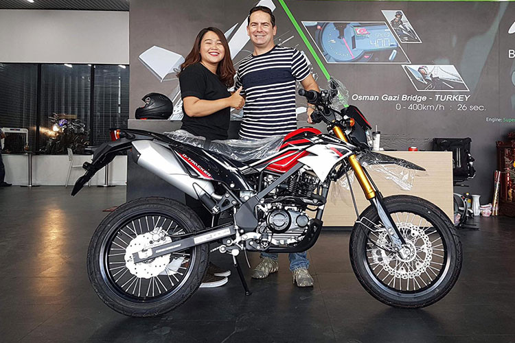 Là đối thủ cạnh tranh trực tiếp với Honda XR150L, Kawasaki D-Tracker 150 mới sở hữu đầy đủ những gì cần thiết nhất cho một dân phượt hoặc các tín đồ bắt đầu nhập môn thể loại xe địa hình. Tại thị trường Việt Nam, xe được phân phối chính hãng với mức giá 78 triệu đồng.