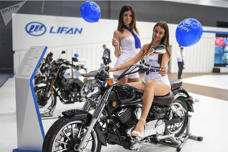 Dàn xe máy Trung Quốc của hãng Lifan đọ dáng cùng chân dài.