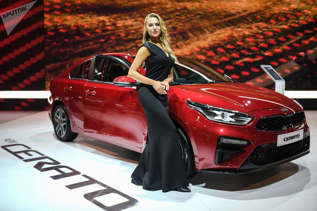 Người mẫu quảng cáo cho mẫu xe Kia Cerato mới khoe dáng tại triển lãm.