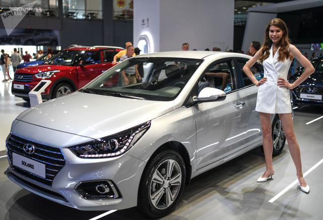 Người mẫu bên chiếc Hyundai Solaris mới màu bạc tại triển lãm.