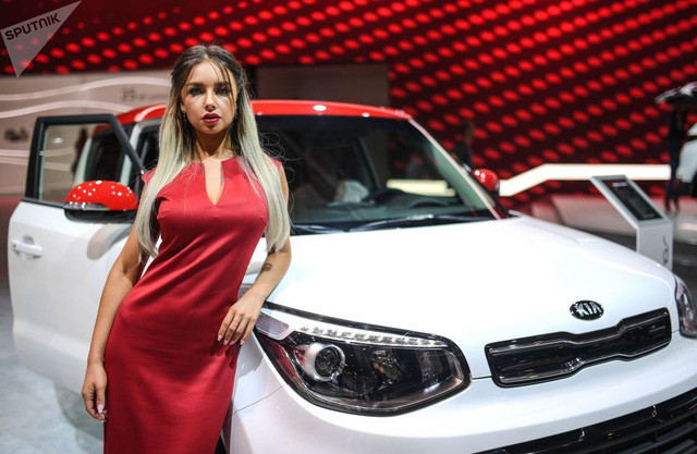 Tại mỗi gian hàng, các cô gái sẽ giải thích cho khách tham quan về thương hiệu và mẫu xe mà họ đại diện cùng các cấu hình để có lựa chọn hợp lý.