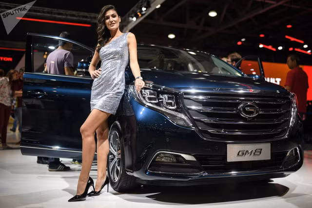 Tại triển lãm năm nay, dàn người mẫu với ngoại hình xinh đẹp và trang phục gợi cảm tô điểm cho gian hàng của nhiều hãng hãng ôtô tham gia...