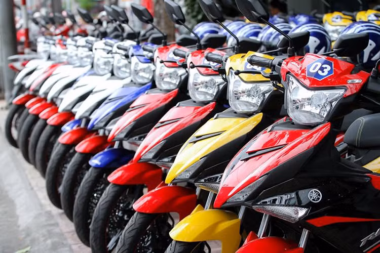 Tại thị trường Việt Nam mẫu xe côn tay cỡ nhỏ Exciter 150 đang được Yamaha motor Việt Nam bán ra từ 45 đến 47 triệu đồng tuỳ vào từng phiên bản. Mẫu côn tay thể thao này đang là lựa chọn hàng đầu của giới trẻ cùng với đối thủ mới xuất hiện trên thị trường Việt là Honda Winner 150.