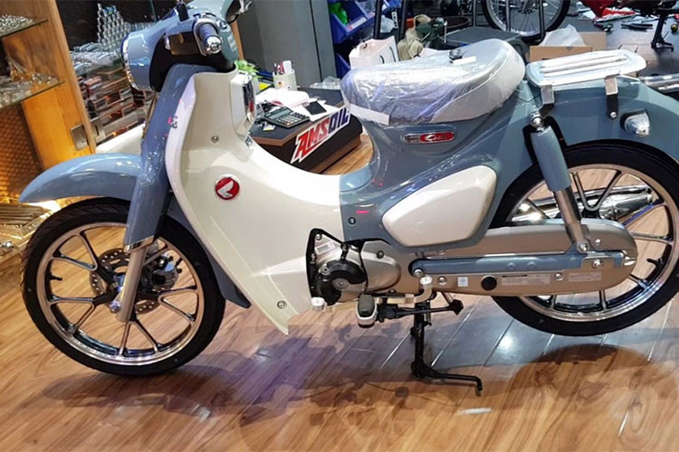 Thừa hưởng nét thiết kế truyền thống của dòng xe máy Honda Super Cub "huyền thoại", chiếc xe mang cái nhìn hoài niệm nhưng cũng đậm hơi thở hiện đại. Các chi tiết trên xe được trau chuốt rất tỉ mỉ. Chiếc C125 đầu tiên về Việt Nam có ngoại hình màu xanh nhạt kết hợp cùng màu trắng.