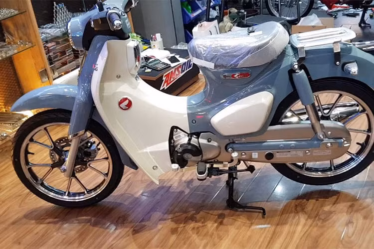Thừa hưởng nét thiết kế truyền thống của dòng xe máy Honda Super Cub "huyền thoại", chiếc xe mang cái nhìn hoài niệm nhưng cũng đậm hơi thở hiện đại. Các chi tiết trên xe được trau chuốt rất tỉ mỉ. Chiếc C125 đầu tiên về Việt Nam có ngoại hình màu xanh nhạt kết hợp cùng màu trắng.