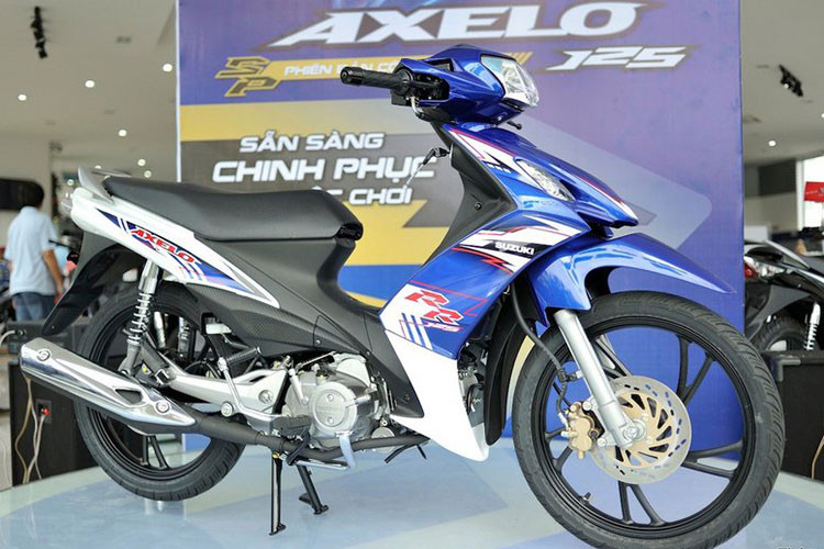 Mẫu xe ga cũng khá được ưa chuộng của Suzuki được đặt tên là tiếng Nhật - Hayate có nghĩa là Luồng gió mới. Bên cạnh đó còn có chiếc xe côn tay Suzuki Axelo là được lấy từ gốc “Acceleration”, có ý nghĩa là Sự tăng tốc.