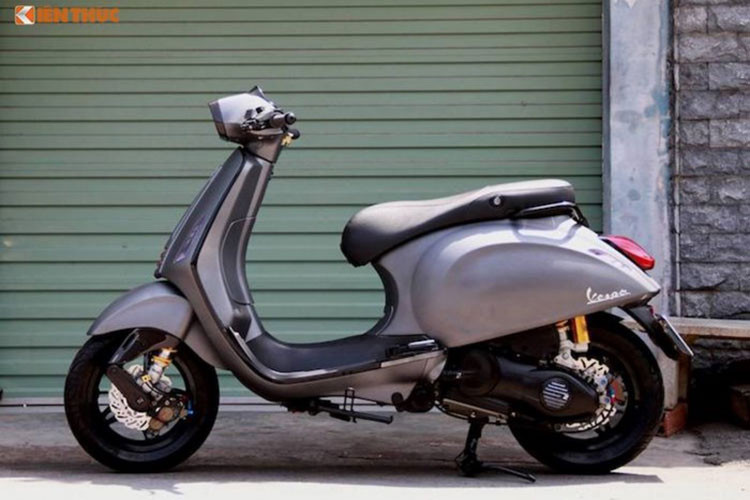 Vespa là mẫu xe được ra đời từ ý tưởng của Enrico Piaggio, con trai nhà sáng lập ra hãng xe máy Piaggio, với mong muốn sản xuất một chiếc xe đơn giản, động cơ mạnh mẽ với giá cả phải chăng. Xe máy Piaggio Vespa theo tiếng Ý có nghĩa là Ong bắp cày, thể hiện tham vọng thành công với doanh số bán hàng nhiều như tên của nó. 