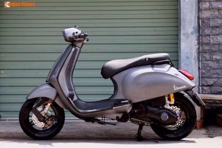Vespa là mẫu xe được ra đời từ ý tưởng của Enrico Piaggio, con trai nhà sáng lập ra hãng xe máy Piaggio, với mong muốn sản xuất một chiếc xe đơn giản, động cơ mạnh mẽ với giá cả phải chăng. Xe máy Piaggio Vespa theo tiếng Ý có nghĩa là Ong bắp cày, thể hiện tham vọng thành công với doanh số bán hàng nhiều như tên của nó. 