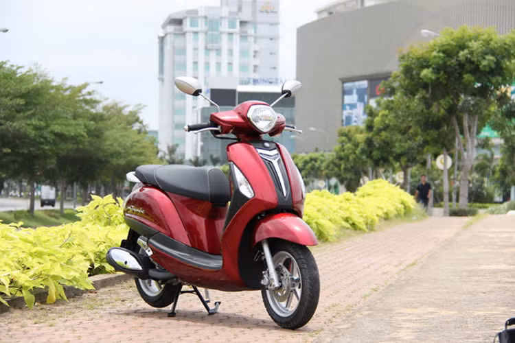 Xe ga Yamaha Grande là tên lấy ý tưởng từ “Grandee” trong tiếng Anh, mang ý nghĩa là “Quý tộc”, thể hiện sự sang trọng, vẻ đẹp quý phái của mẫu xe ga của hãng Yamaha.