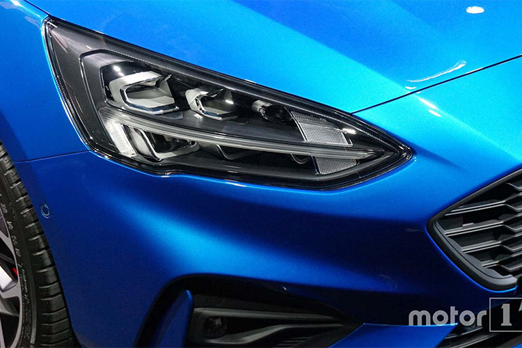 Focus mới sử dụng mâm kích thước 16 inch tiêu chuẩn, mâm 17 inch và 18 inch trên một số phiên bản cao cấp. Focus 2019 có các phiên bản gồm: Vignale, ST-Line, Active và Titanium với 3 lựa chọn màu ngoại thất.