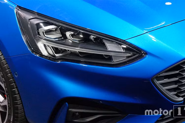 Focus mới sử dụng mâm kích thước 16 inch tiêu chuẩn, mâm 17 inch và 18 inch trên một số phiên bản cao cấp. Focus 2019 có các phiên bản gồm: Vignale, ST-Line, Active và Titanium với 3 lựa chọn màu ngoại thất.