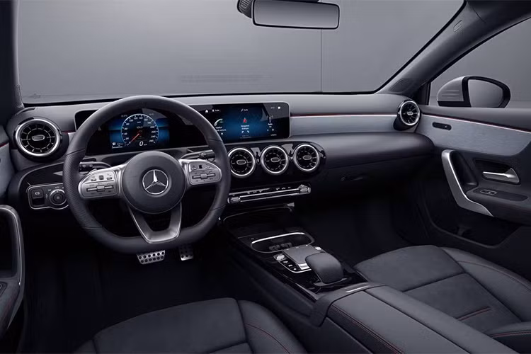 Xe sở hữu màn hình sau vô lăng và màn hình đa chức năng trung tâm có kích thước 7 inch. Bàn di chuột (touchpad) tùy chọn trên bảng điều khiển trung tâm đã không được trang bị trên phiên bản này. Xe sử dụng hộp số sàn 6 cấp (6MT). Hệ thống kiểm soát hành trình, cảm biến mưa, các chế độ lái xe (ECO, Comfort, Sport và Individual),...