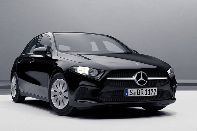 Hầu hết những chiếc mới được ra mắt, các nhà sản xuất ôtô luôn đưa ra hình ảnh của những phiên bản cao cấp nhất cho người xem. Mercedes-Benz A-Class 2019 thế hệ mới (W177) cũng không phải là ngoại lệ. Sau khi được ra mắt, mới đây hãng xe Đức đã mang đến hình ảnh phiên bản thấp nhất (base) của dòng A-Class thế hệ thứ tư.