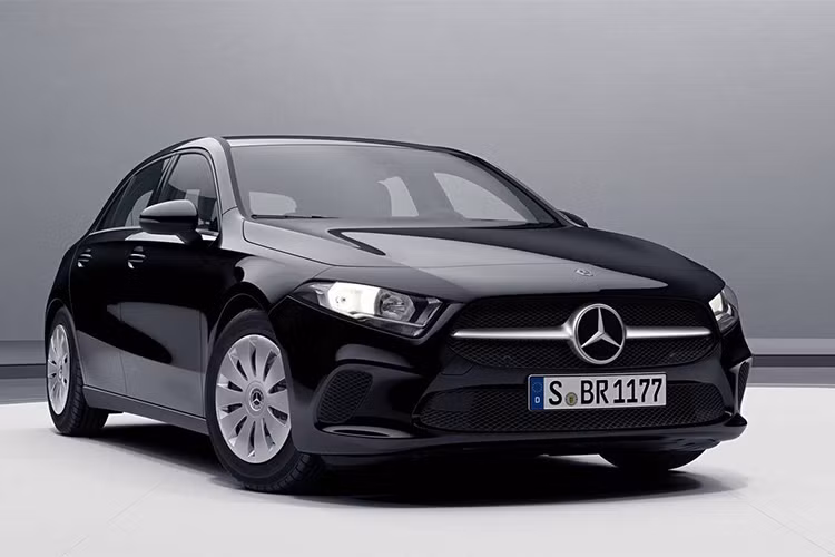 Hầu hết những chiếc mới được ra mắt, các nhà sản xuất ôtô luôn đưa ra hình ảnh của những phiên bản cao cấp nhất cho người xem. Mercedes-Benz A-Class 2019 thế hệ mới (W177) cũng không phải là ngoại lệ. Sau khi được ra mắt, mới đây hãng xe Đức đã mang đến hình ảnh phiên bản thấp nhất (base) của dòng A-Class thế hệ thứ tư.