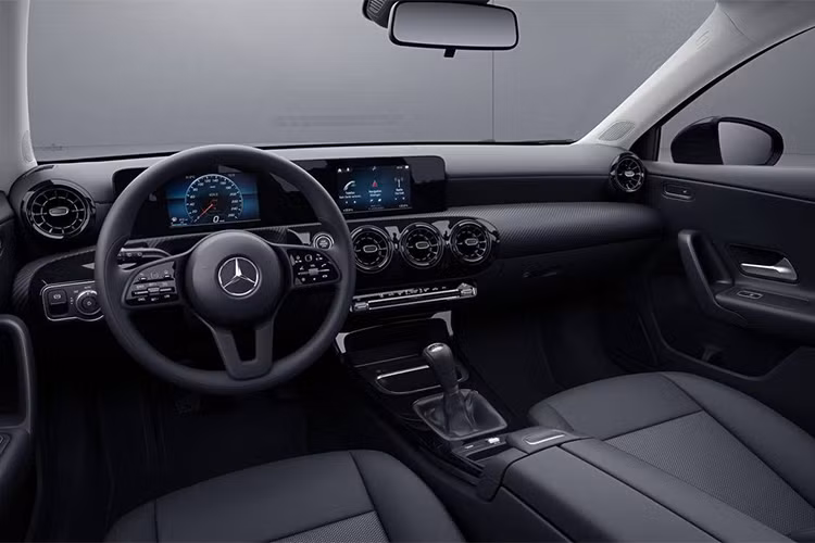 Nhìn từ phía sau, cặp ống xả đối xứng ở hai bên cũng biến mất trên phiên bản base, cụm đèn hậu LED cũng khác biệt hơn. Mặc dù ngoại thất có thể làm cho một số người mua chưa thật sự ưng ý cho một chiếc hatchback từ thương hiệu ''ngôi sao ba cánh'', tuy nhiên nội thất xe trông khá ổn với một phiên bản base thấp nhất.