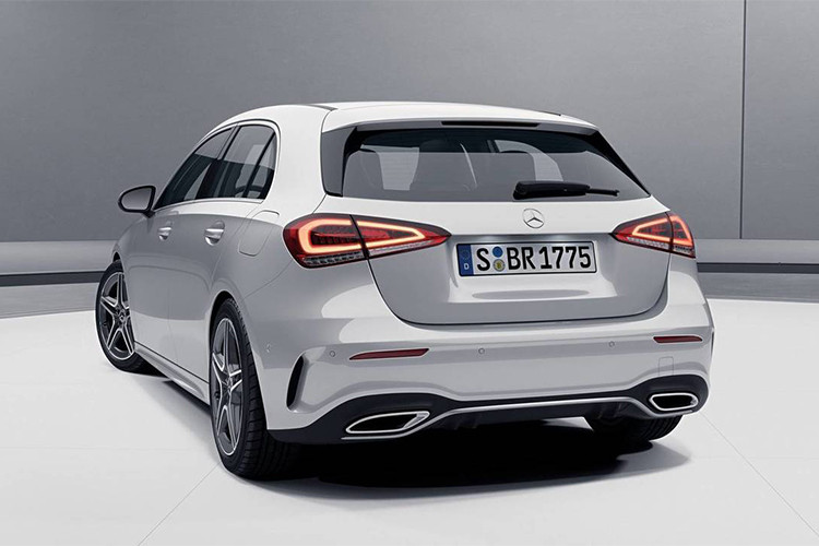 Các trang bị khác bao gồm; hệ thống hỗ trợ giữ làn đường (Lane keeping assist), hệ thống khởi động bằng nút bấm, vô lăng tích hợp các nút chức năng vẫn hiện diện trên phiên bản base. Mặt táp-lô có bố cục trông gọn gàng hơn với các chi tiết màu đen giả sợi carbon. Ghế vải Tandel thay cho ghế da và hệ thống điều hoà tự động 1 vùng...