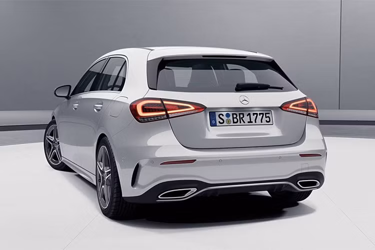 Các trang bị khác bao gồm; hệ thống hỗ trợ giữ làn đường (Lane keeping assist), hệ thống khởi động bằng nút bấm, vô lăng tích hợp các nút chức năng vẫn hiện diện trên phiên bản base. Mặt táp-lô có bố cục trông gọn gàng hơn với các chi tiết màu đen giả sợi carbon. Ghế vải Tandel thay cho ghế da và hệ thống điều hoà tự động 1 vùng...