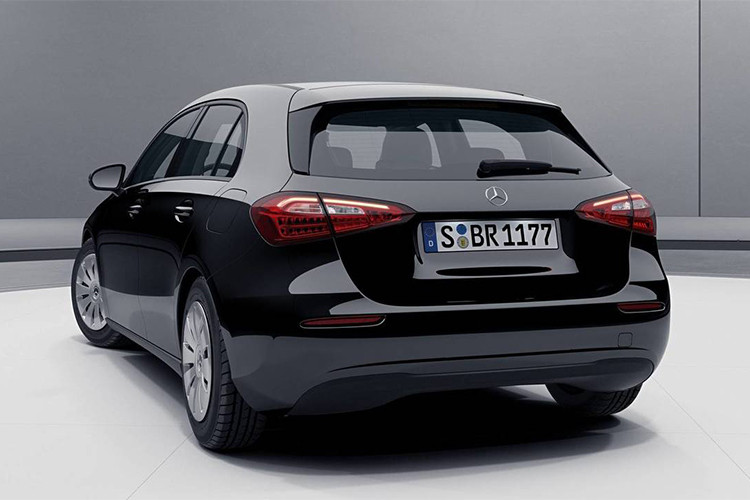 Phần đầu của A-Class 2019 bản base vẫn duy trì thiết kế rất sắc nét và góc cạnh, cụm đèn pha LED hình chữ ''L'' đã bị thay thế bằng đèn halogen và tích hợp đèn LED chiếu sáng ban ngày. Cản trước cũng trở nên đơn điệu hơn. Xe sử dụng bộ mâm thép 10 chấu có kích thước 16 inch.