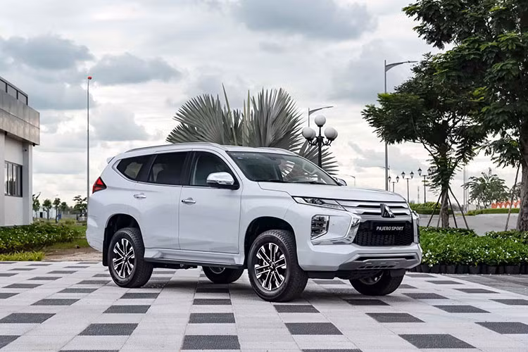KIA Sorento và Mitsubishi Pajero Sport cùng ghi nhận sụt giảm doanh số trong tháng vừa qua khi bán được lần lượt là 103 xe và 21 xe, giảm lần lượt 47 xe và 105 xe theo tháng.