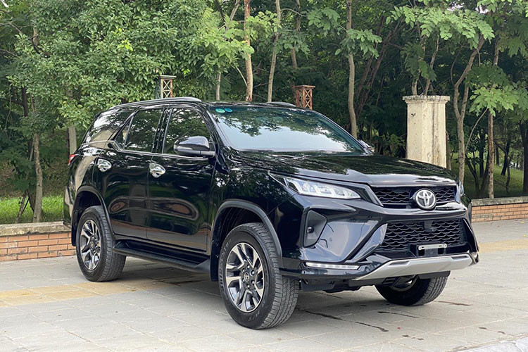 Toyota Fortuner trong tháng vừa qua dù được đại lý tăng cường ưu đãi, giảm giá với mức giảm lên đến cả trăm triệu đồng nhưng vẫn không thể "chèo kéo" nổi khách hàng. Kết quả từ báo cáo cho thấy, các đại lý Toyota trong cả tháng 5/2023 chỉ bàn giao 287 xe, tiếp tục giảm 19 xe so với tháng trước.