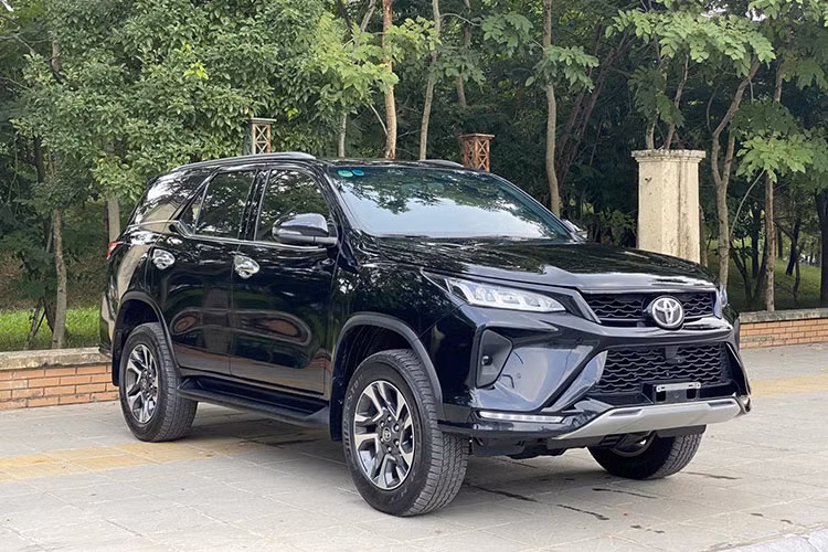 Toyota Fortuner trong tháng vừa qua dù được đại lý tăng cường ưu đãi, giảm giá với mức giảm lên đến cả trăm triệu đồng nhưng vẫn không thể "chèo kéo" nổi khách hàng. Kết quả từ báo cáo cho thấy, các đại lý Toyota trong cả tháng 5/2023 chỉ bàn giao 287 xe, tiếp tục giảm 19 xe so với tháng trước.