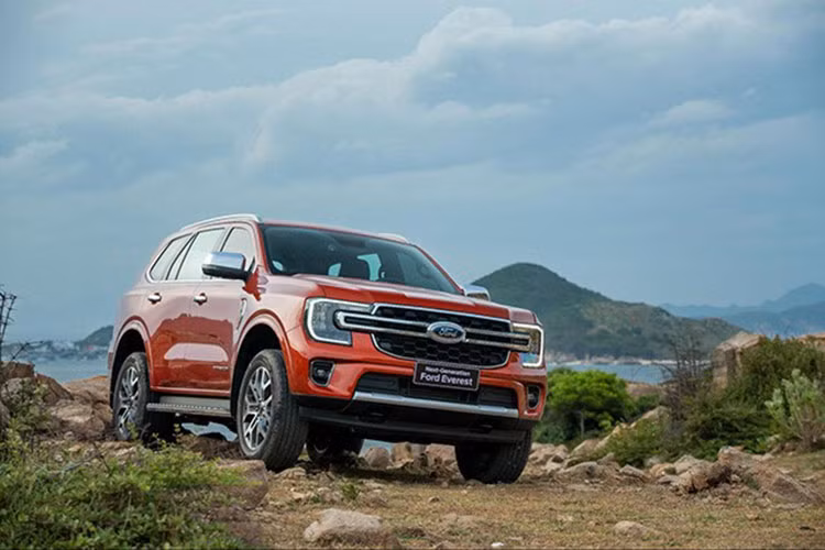 Thứ tự bảng xếp hạng không có nhiều biến động khi Ford Everest bán chạy nhất thị trường. Mặc dù giảm 119 xe so với tháng trước, nhưng với 635 xe bán ra trong tháng 5/2023, Ford Everest thế hệ mới tiếp tục là mẫu xe bán chạy nhất phân khúc SUV 7 đống thời lọt top ôtô "ăn khách" nhất thị trường xe Việt.