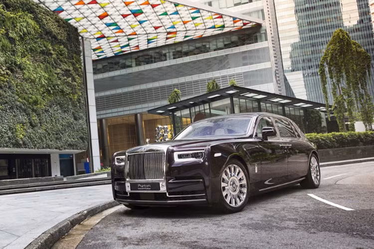 Những chiếc xe siêu sang Rolls-Royce từ lâu đã trở thành định nghĩa về sự sang trọng và xa xỉ. Nhưng hãng xe Anh quốc vẫn chưa muốn dừng lại ở mức sang trọng, đó là lí do Rolls-Royce vừa bổ sung thêm một tùy chọn cá nhân mới trên chiếc Phantom VIII.