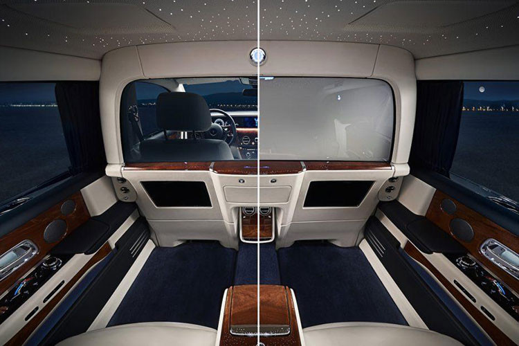 Thêm vào đó, bức tường phân cách có công nghệ cách âm tối tân. Bức tường này sử dụng vật liệu hấp thụ tần số âm thanh. Do đó, người ngồi trước sẽ không nghe thấy cuộc trò chuyện của hành khách phía sau, hay bất kỳ âm thanh nào khác. 