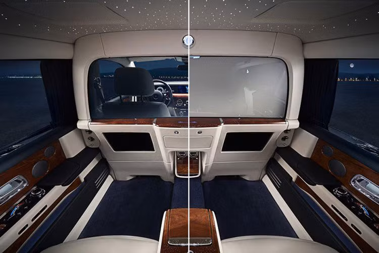 Thêm vào đó, bức tường phân cách có công nghệ cách âm tối tân. Bức tường này sử dụng vật liệu hấp thụ tần số âm thanh. Do đó, người ngồi trước sẽ không nghe thấy cuộc trò chuyện của hành khách phía sau, hay bất kỳ âm thanh nào khác. 