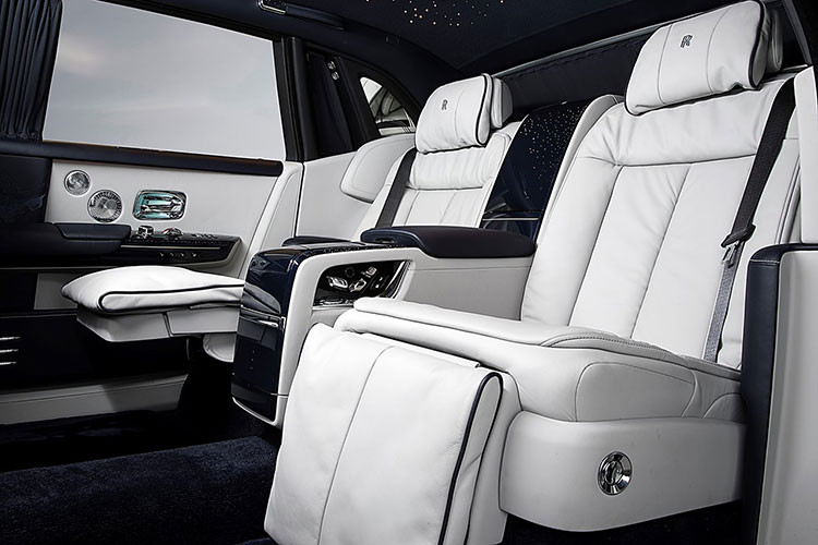 Bên cạnh những tính năng mới, nội thất của chiếc Rolls-Royce Phantom vẫn sở hệ thống đèn trần ánh sao, các chi tiết ốp bằng gỗ cao cấp.