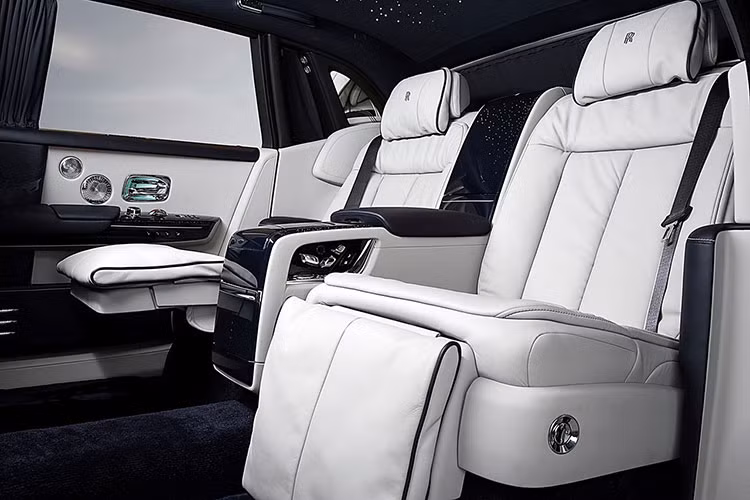 Bên cạnh những tính năng mới, nội thất của chiếc Rolls-Royce Phantom vẫn sở hệ thống đèn trần ánh sao, các chi tiết ốp bằng gỗ cao cấp.