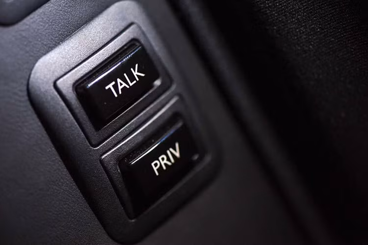 Khi cần, người ngồi sau thể nói chuyện với tài xế thông qua hệ thống liên lạc nội bộ. Bên cạnh đó, hành khách cũng có thể từ chối hoặc chấp nhận cuộc gọi từ tài xế.