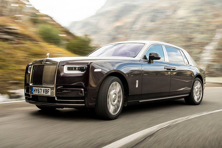 Rolls-Royce Phantom thế hệ thứ VIII được trang bị khối động cơ V12 6.75L, sản sinh công suất tối đa 563 mã lực, mô-men xoắn cực đại 900 Nm. Hộp số tự động 8 cấp. Xe có khả năng tăng tốc từ 0-100 km/h trong 5,3 giây, tốc độ tối đa 250 km/h. Mẫu xe này có giá từ 452.750 USD, tại Việt Nam, giá xe Rolls-Royce Phantom VIII được dự đoán sẽ khoảng 70 tỷ đồng khi được mang về.