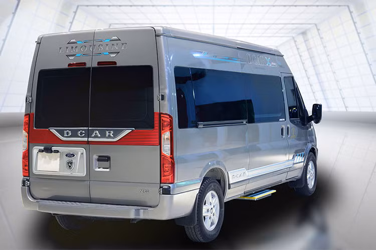 Vẫn mang thiết kế cơ sở cùng hệ thống khung gầm và hệ động lực của Ford Transit, nhưng trên phiên bản Dcar X mới này, một số chi tiết ở ngoại thất đã được làm mới - bắt mắt và sang trọng hơn so với nguyên bản.