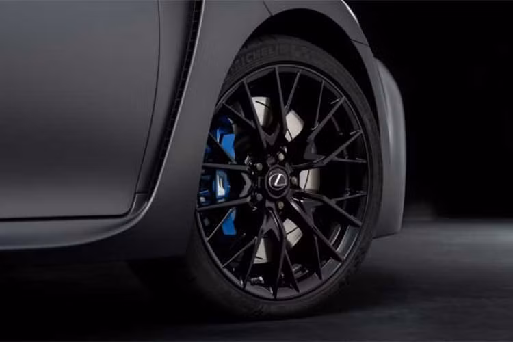 Cả hai phiên bản giới hạn này đều được trang bị các bộ giảm chấn đặc biệt cho hiệu suất cao, đồng thời giúp cho khả năng di chuyển tốt hơn. Mâm xe hợp kim kích thước 19 inch đa chấu sơn đen, bọc bởi lốp trước 225/35 và lốp sau 275/35, kèm hệ thống phanh màu xanh calipers.