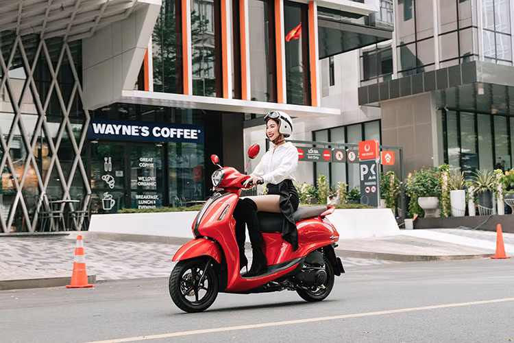 Thuy Tien phoi do don gian, van thu hut anh nhin nho Yamaha Grande-Hinh-4