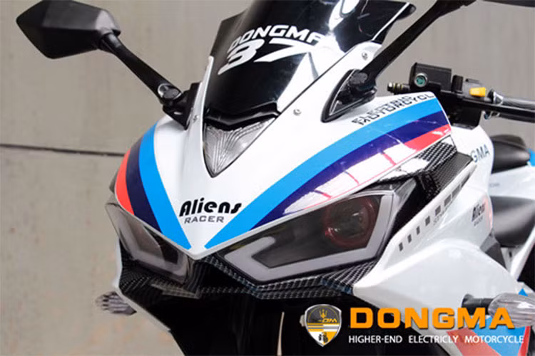 Hàng loạt các chi tiết như khung xe, dàn áo, đầu đèn, đuôi xe, đèn hậu và bình xăng của chiếc xe máy điện này có thiết kế giống hệt Yamaha R3. Đèn pha của xe vẫn là đèn pha đôi, nhưng bên trong trang bị bóng LED dạng projector, chạy theo viền mặt đèn là dải đề-mi LED ấn tượng.