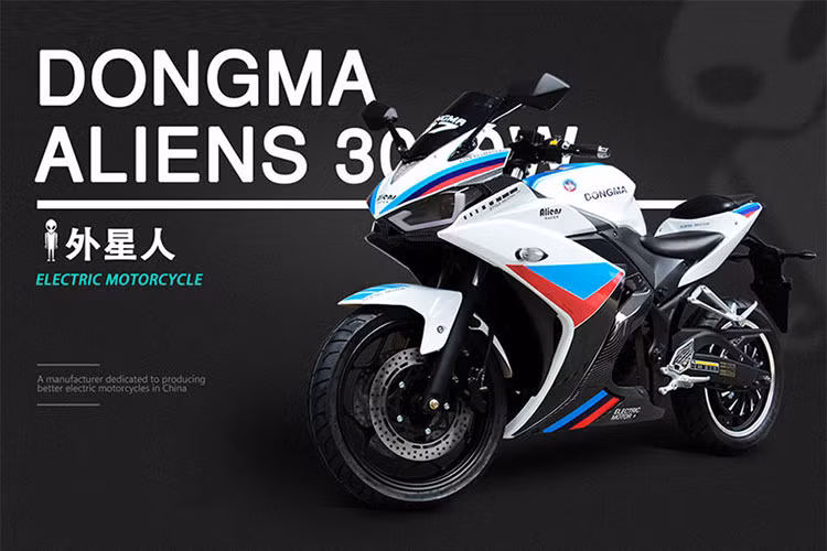 Bên cạnh đó, xe sử dụng bộ vành đúc 16 inch thay cho vành 17 inch tiêu chuẩn trên các mẫu xe mô tô tiêu chuẩn. Đáng chú ý hơn, bánh trước của xe được trang bị phanh đĩa đôi, tương tự như các mẫu mô tô từ tầm trung đến cao cấp, phanh sau của xe vẫn là phanh đĩa đơn. Với tất cả trang bị trên, Dongma Aliens 3000 có trọng lượng khoảng 120 kg.