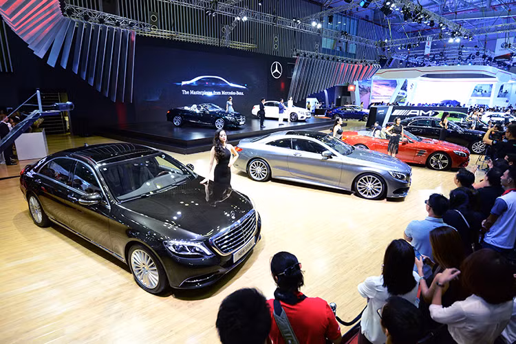 Được biết, tại triển lãm năm nay từ A đến S-Class, GLA đến GLS, từ xe siêu sang Mercedes-Maybach đến xe hiệu năng cao Mercedes-AMG. Có rất nhiều mẫu xe đầu bảng giá trị cao tại triển lãm như S 500 Cabriolet, S 500 Coupé, Mercedes-Maybach S 500 và “cặp đôi” Mercedes-AMG 43.