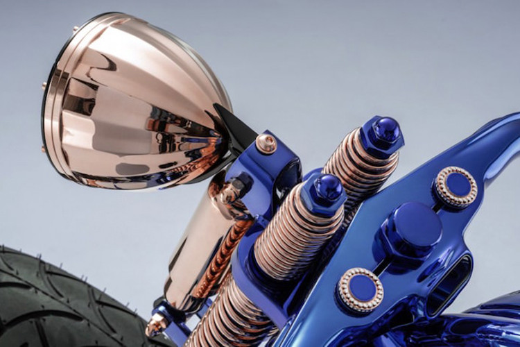 Về việc hoàn thiện chiếc xe - đầu tiên, các nghệ nhân đã mạ bạc dàn đồng, tiếp theo đó là 6 lớp màu khác nhau được xếp chồng lên nhau, phương pháp sơn mà Harley-Davidson gọi là “phương pháp phủ kín bí ẩn”.